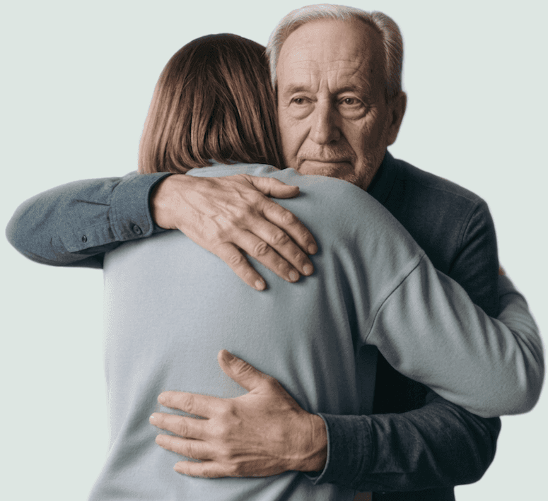 Hija abrazando a su padre mayor